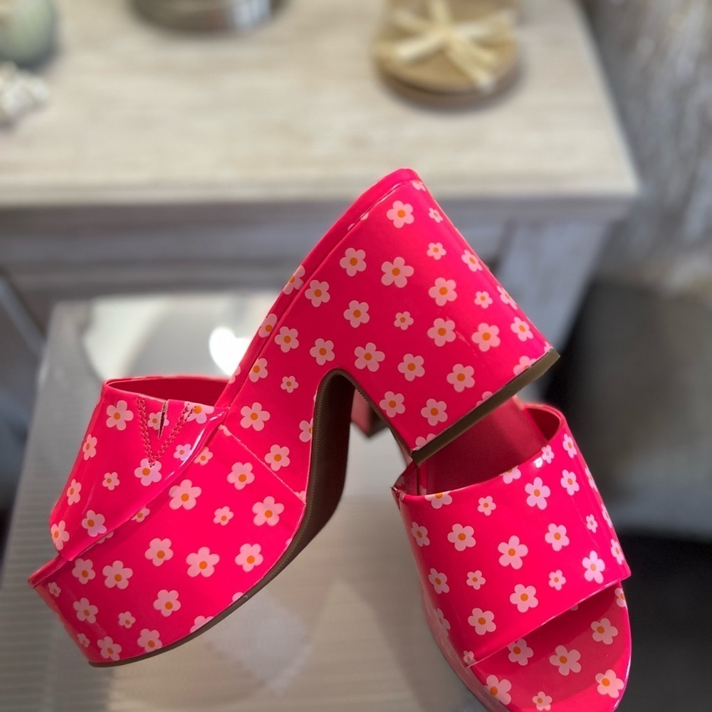 Travel Passions - Floral 2" Platform Patent Leather Block Heel Sandal